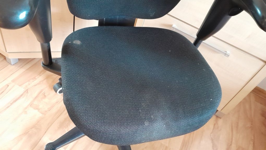 Fotel na kółkach patent HermanMiller