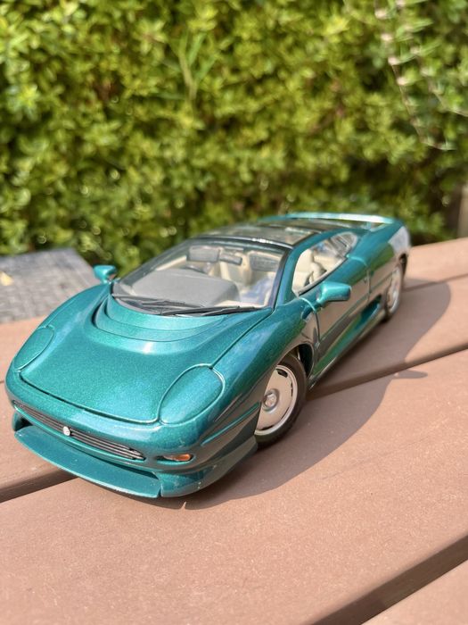 Jaguar XJ220 da Maisto miniatura 1:18