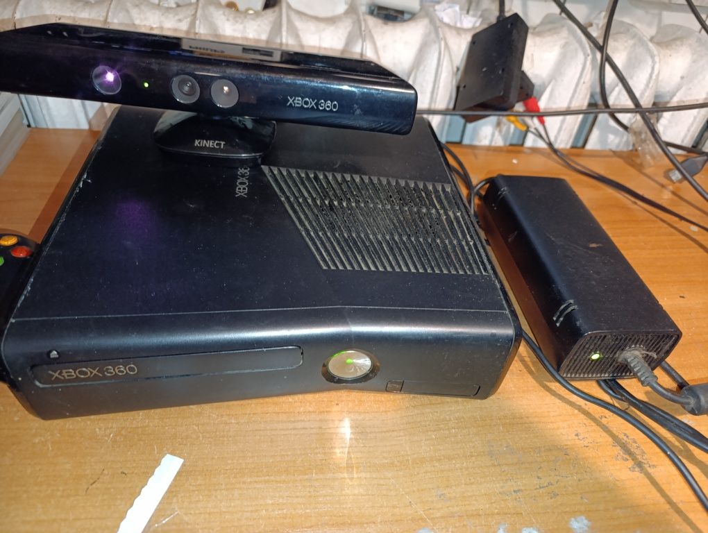 Zestaw Xbox 360 2 pady Kinect 25 gier