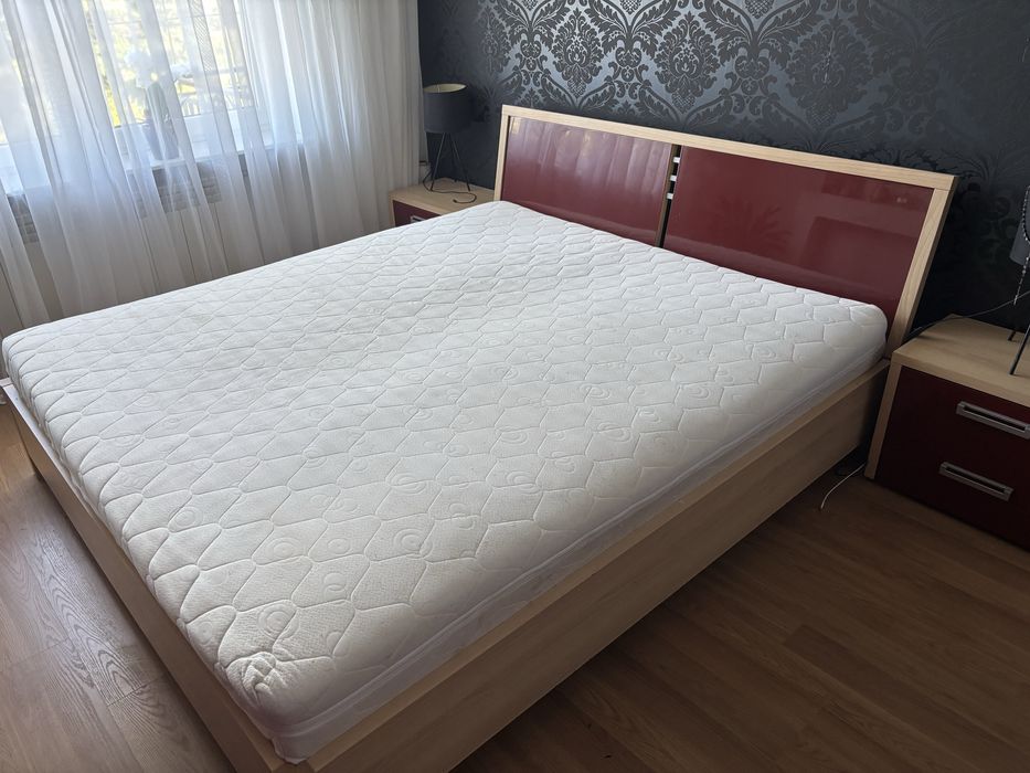 Łóżko z materacem