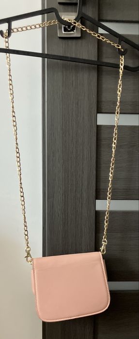 Elegancka, stylowa kopertówka w kolorze pudrowego różu z Mohito