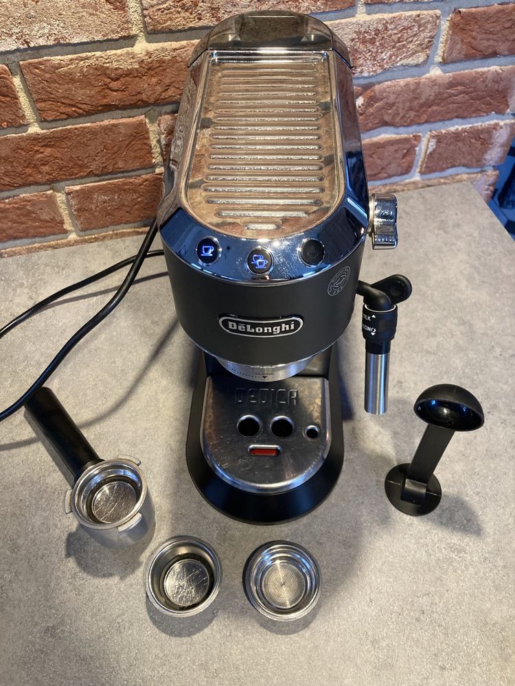 Ekspres do kawy kolbowy czarny, delonghi