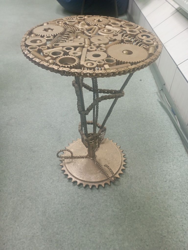 Винтажный столик полностью стальной