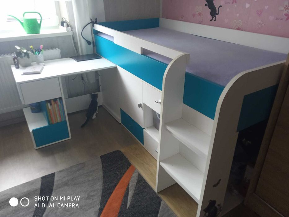 Łóżko piętrowe z szafkami, biurkiem i materacem