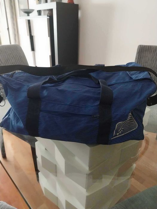 Sacos de viagem, fato de neve e lenço antigo