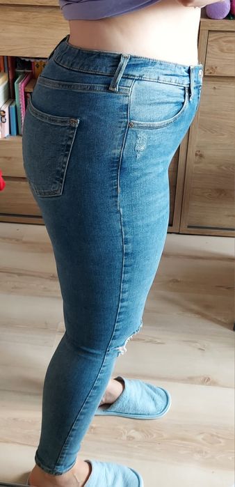 Dżinsy rurki z dziurami