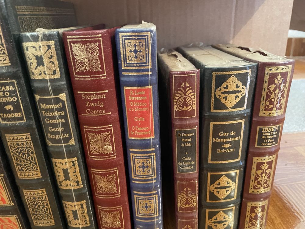 Livros antigos capa dura de ficção
