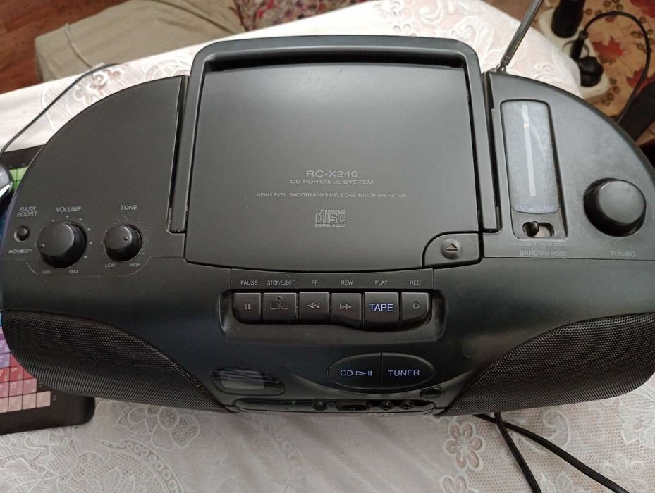 портативный музыкальный центр JVC, DVD плеер BBK, микрофоны