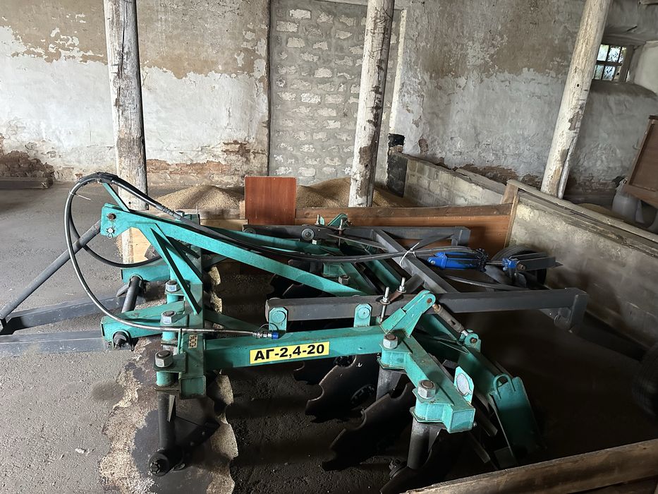 Продам трактор МТЗ-80,дискову борону АГ-2.4,культиватор,оприскувач
