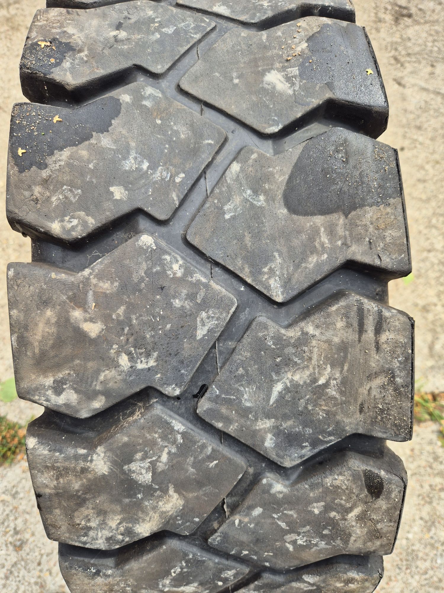 Opona 250-15  250/70-15