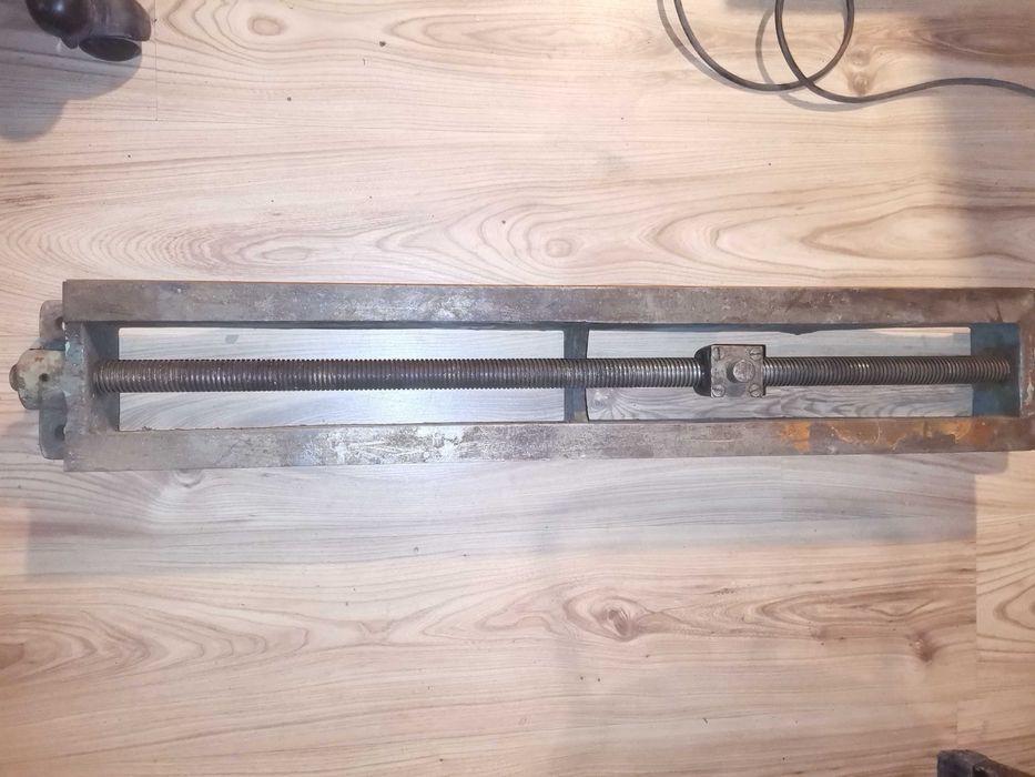 Łoże odlew żeliwny ze śrubą z gwintem trapezowym.