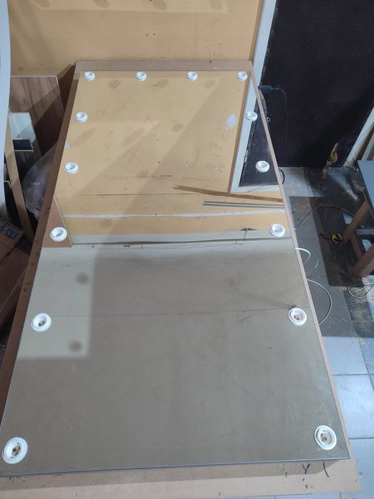 Безрамкове напольне пересувне дзеркало в повний зріст з лампами