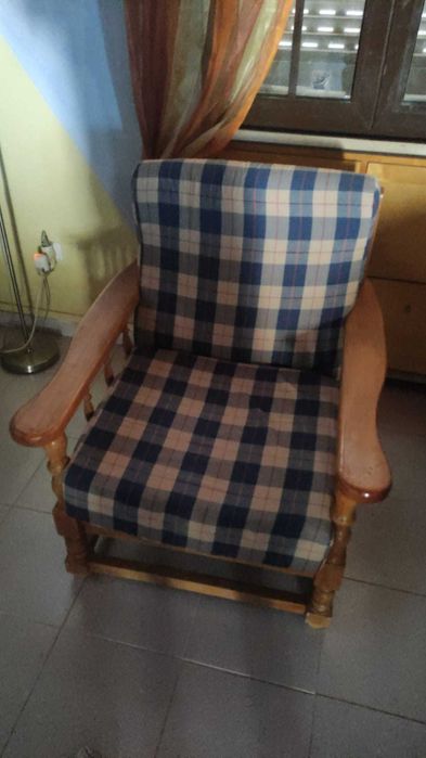 Poltrona e sofá madeira e tecido