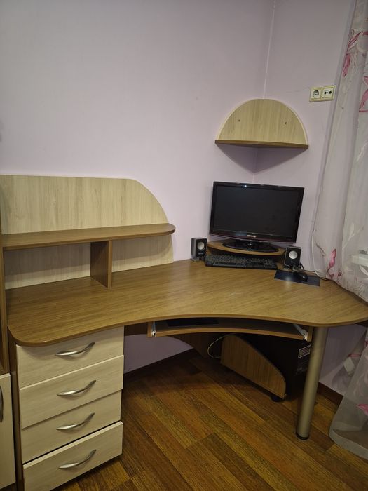 Угловий письмовий стіл