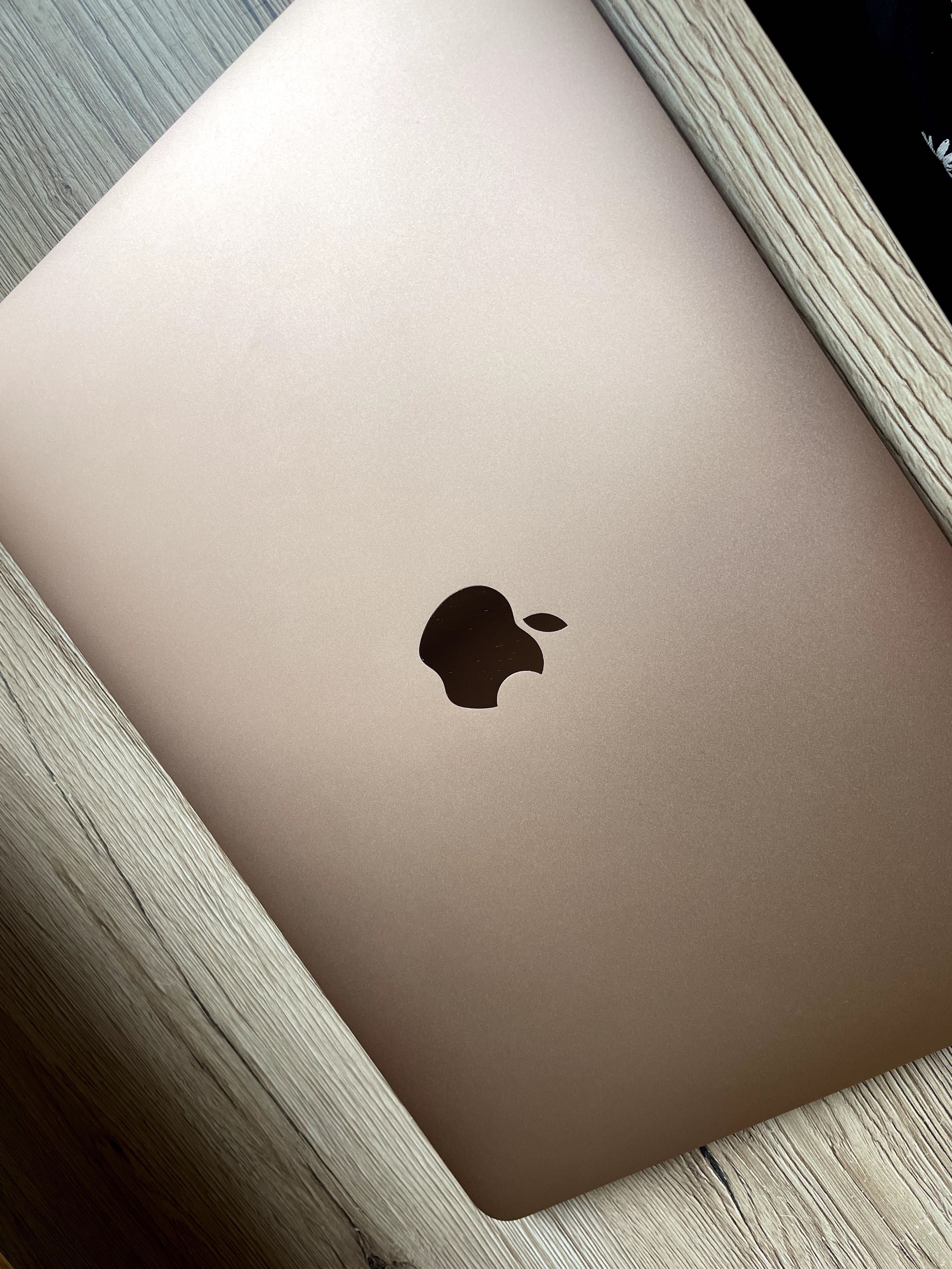 MacBook Air A1932 13 cali złoty 256 gb używany stan idealny