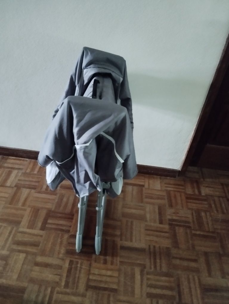 Berço portátil cinzento