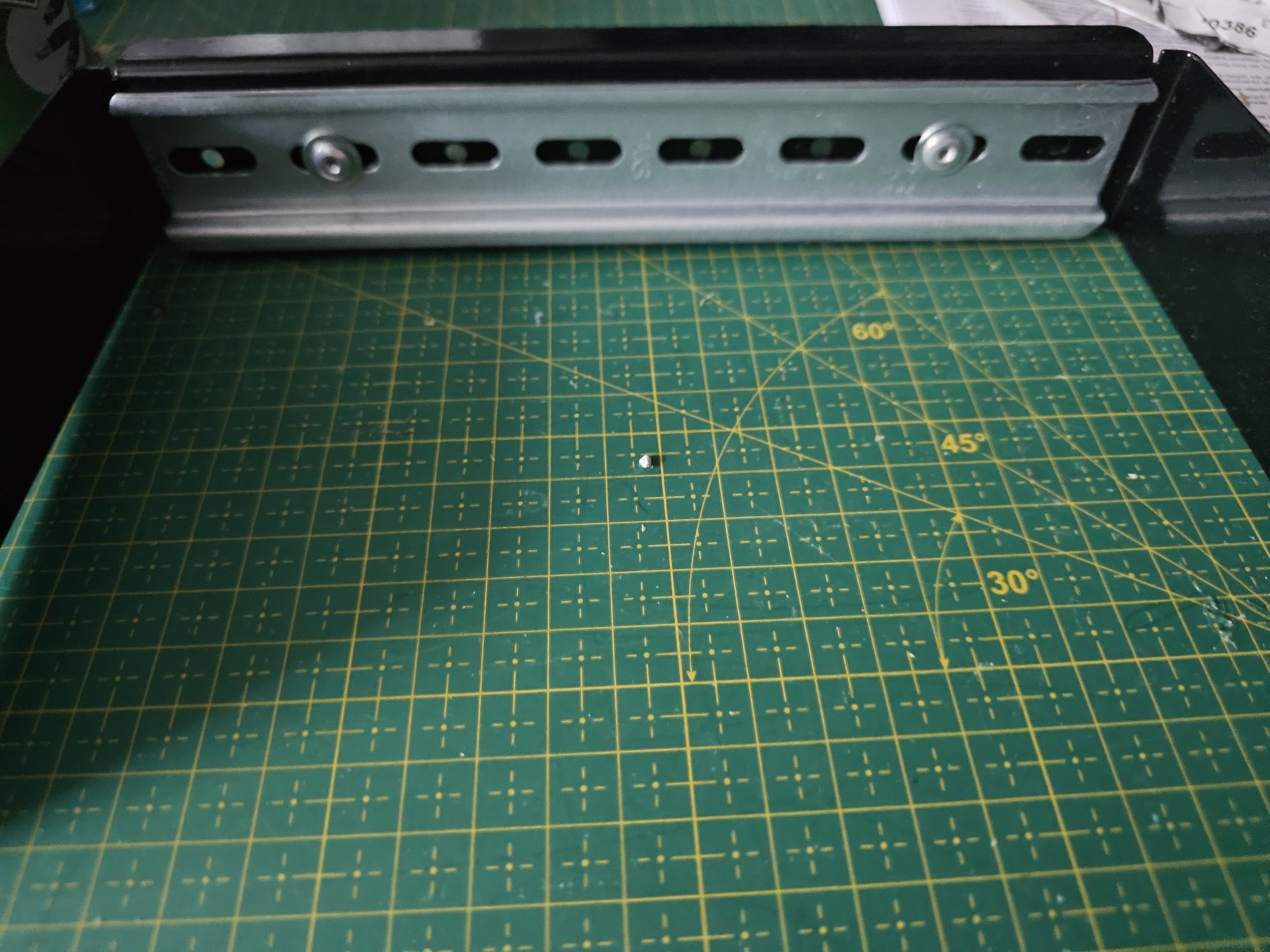 Szyna DIN do szafy rack 10"