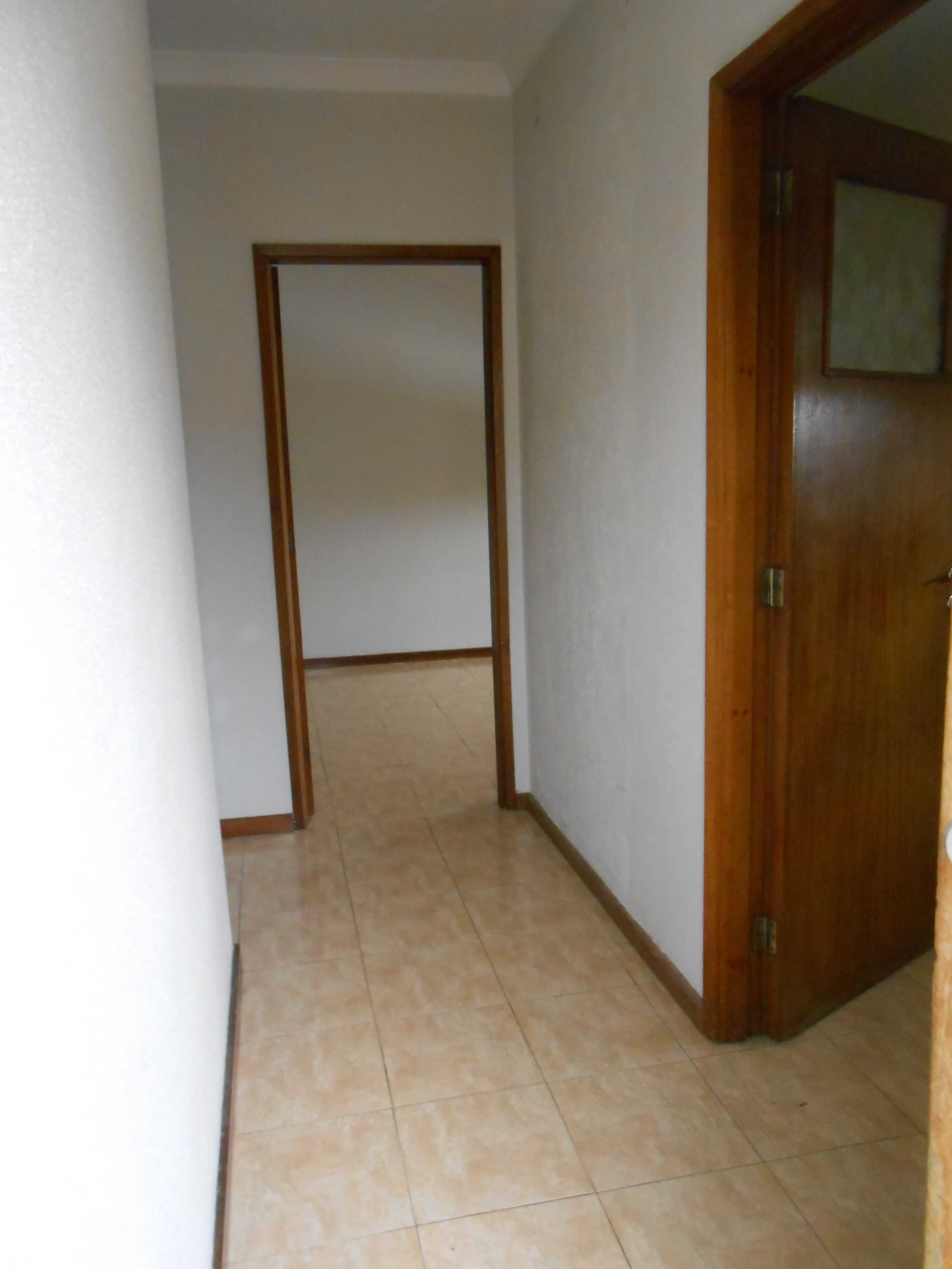 Aluga-se andar moradia T2 Baguim do Monte