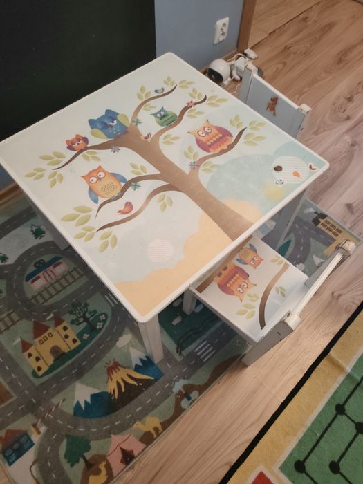 Stolik dziecięcy i dwa krzesła