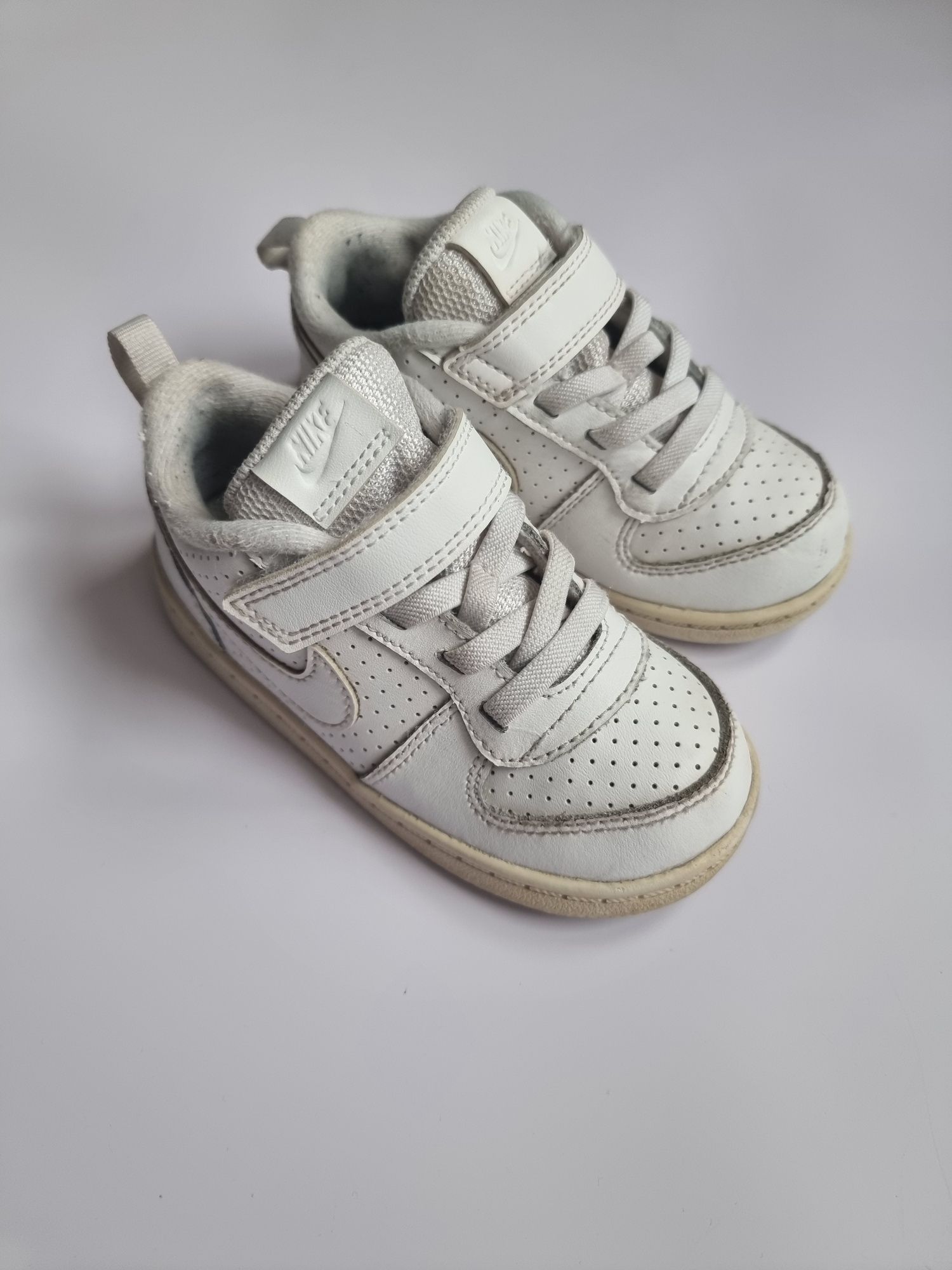 Buty adidasy białe Nike zapinane na rzepy rozmiar 25 buty dziecięce