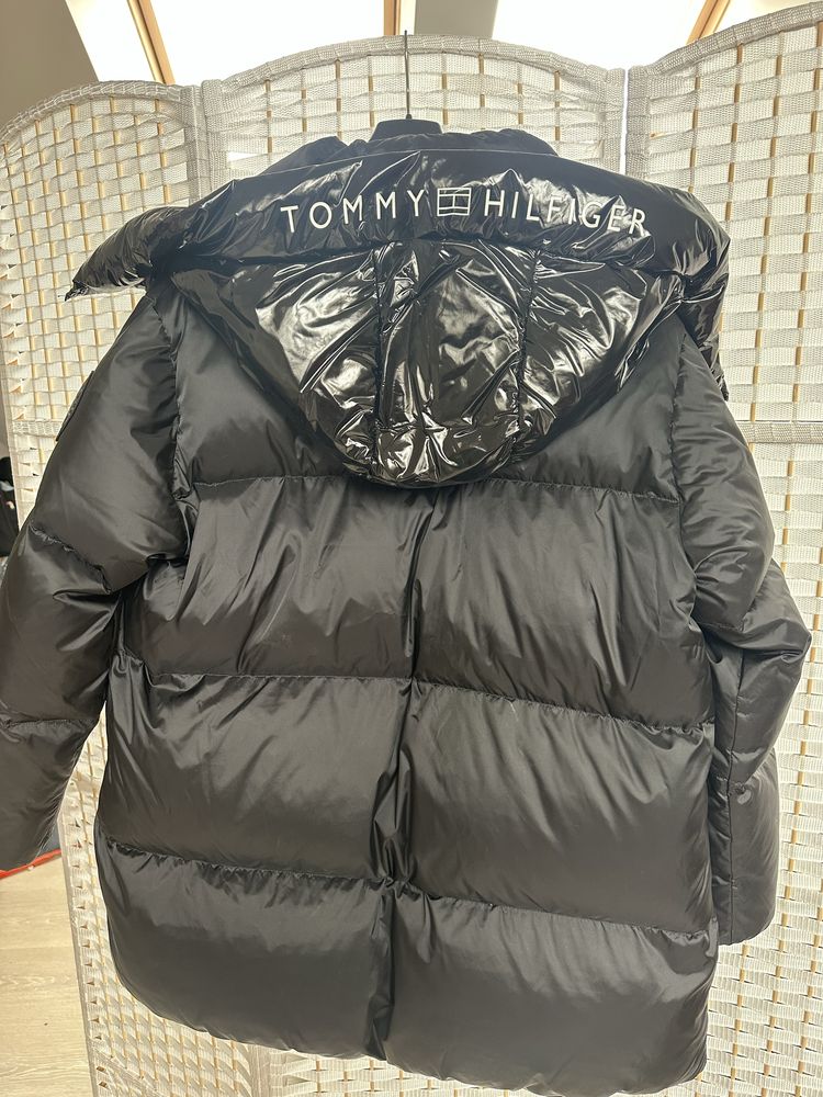 Kurtka zimowa Tommy Hilfiger z lakierowanym kapturem