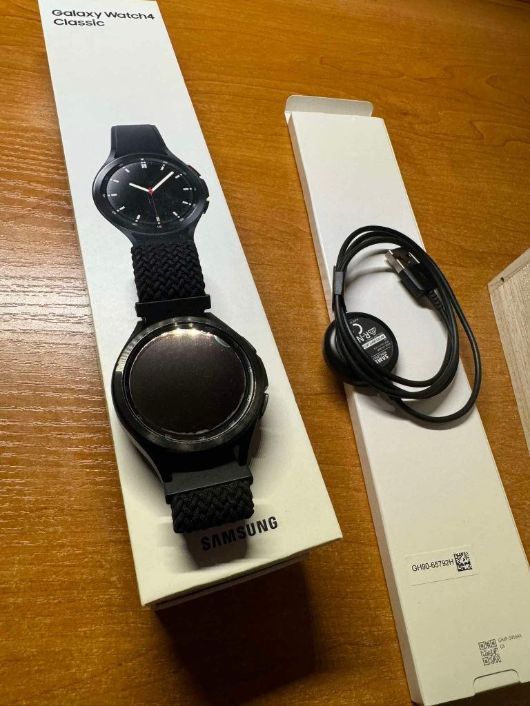 Samsung galaxy Watch 4 Classic 46mm
Paski i ładowarka 
Stan jak nowy