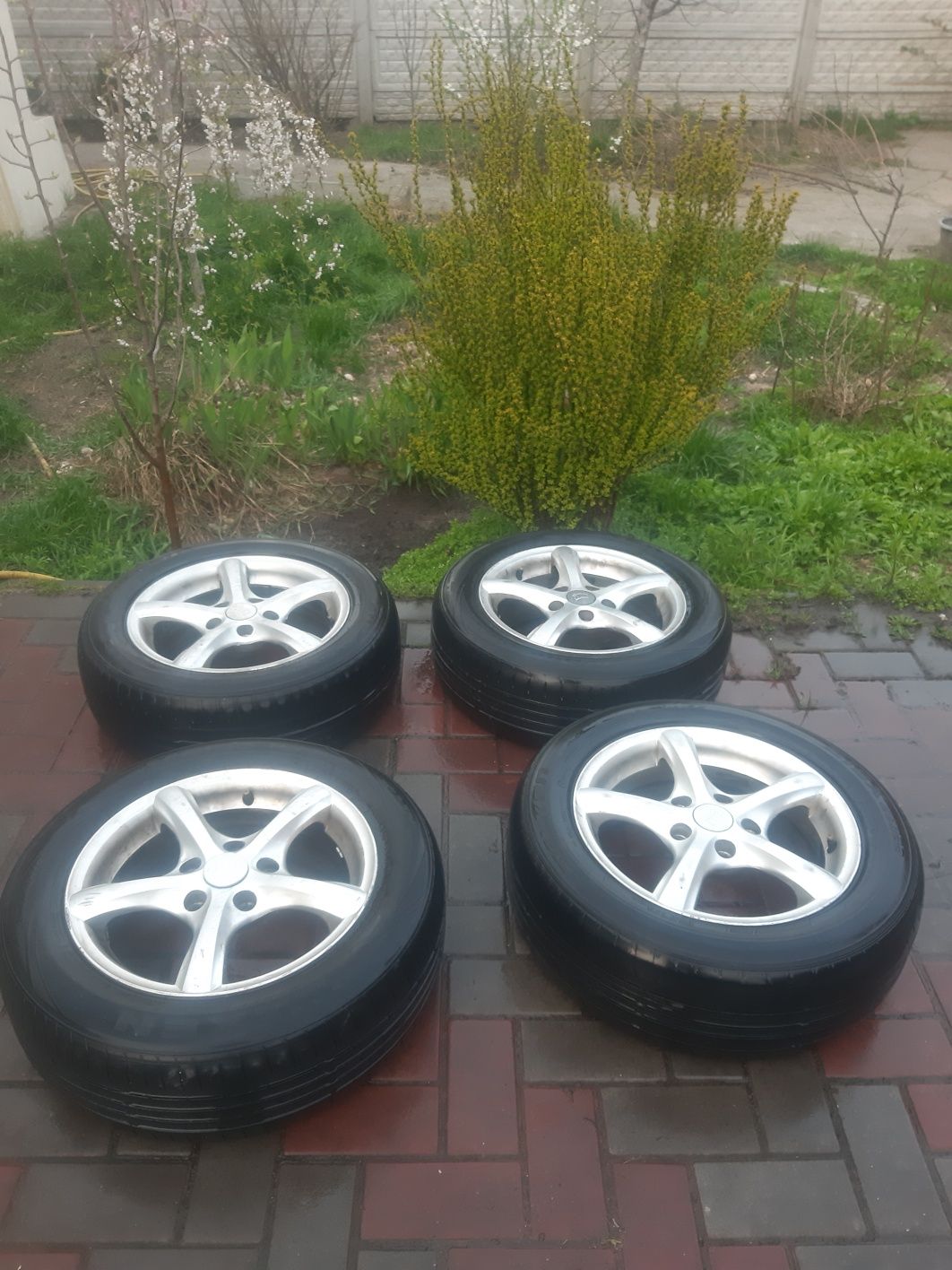 Продам комплектом оригинал ваг 195/60 R-15,5×112,