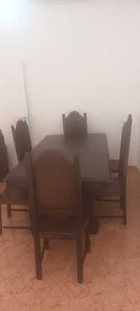 Mesa vintage com cadeiras em couro decorada