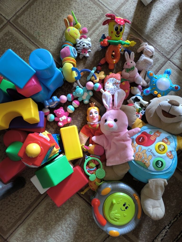 Игрушки набором продам