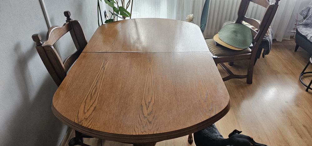 4 krzesła I rozkładany stół.