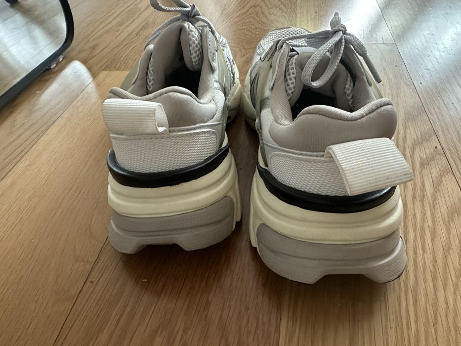 Tênis Nike V2K Run, tamanho 39
