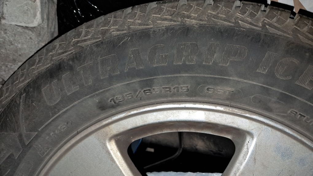 Używane felgi Volvo z zimowymi oponami r15