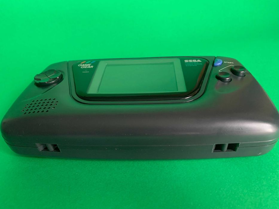 Sega game gear в робочому стані з блоком живлення та картриджем Sonic