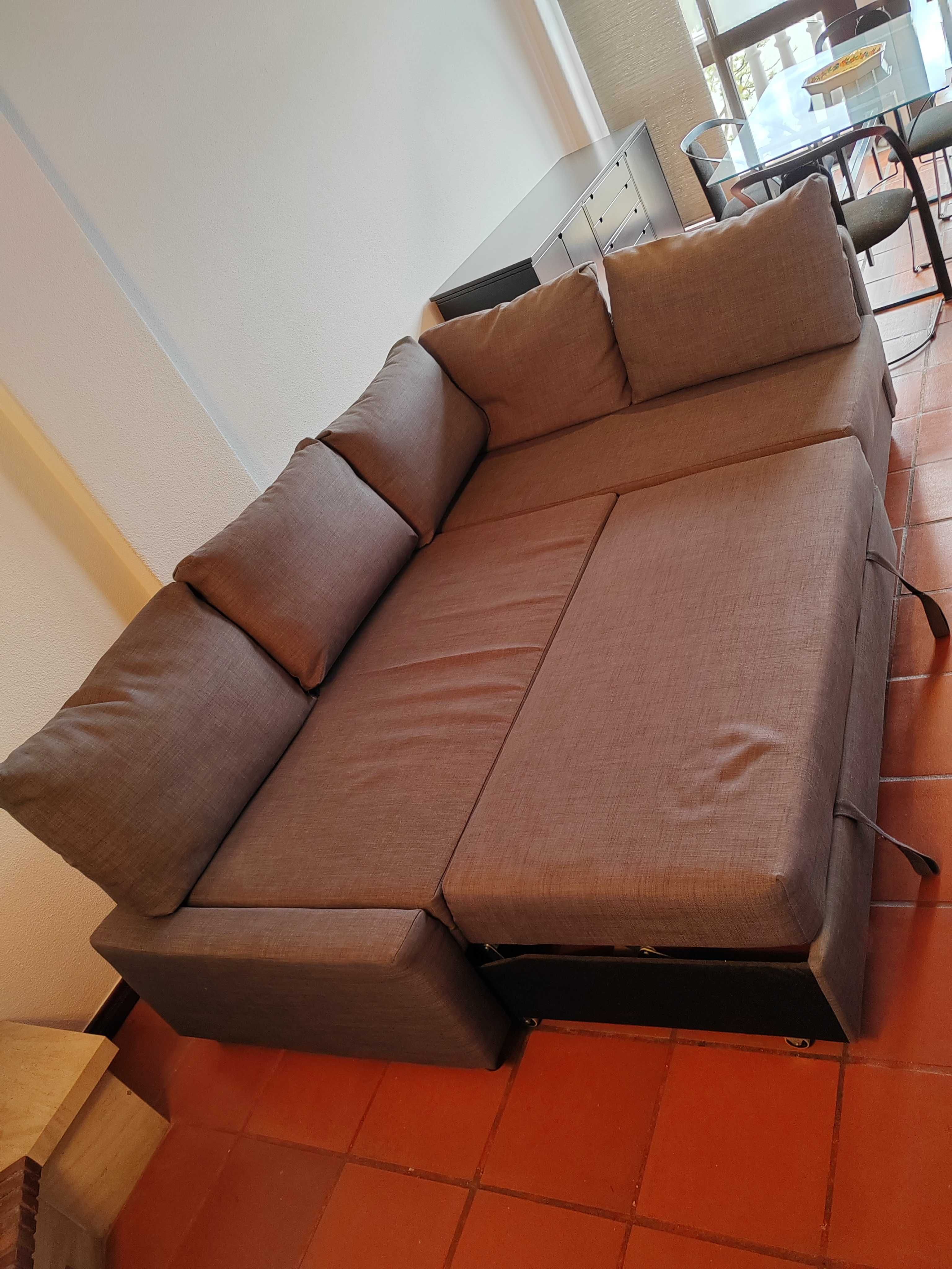 sofas e mesas de refeiçao