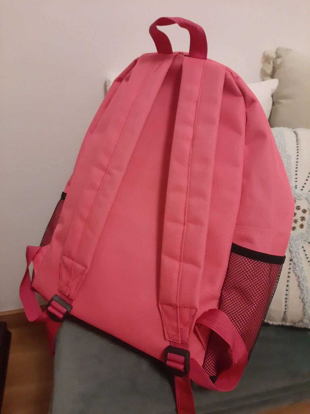 Mochila cor de rosa usada 2 ou 3 vezes