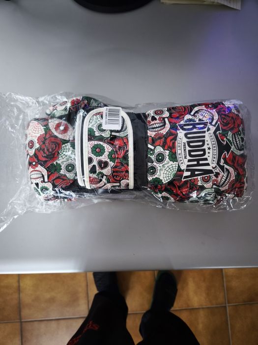 Vendo conjunto, luvas boxe, capacete e proteçao de mãos