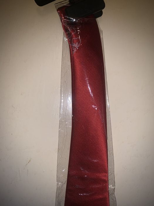 Галстук красного цвета