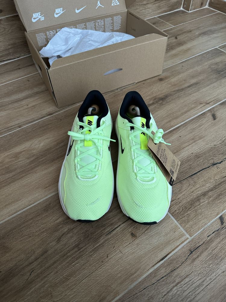 Кроссовки Nike Legend Essential