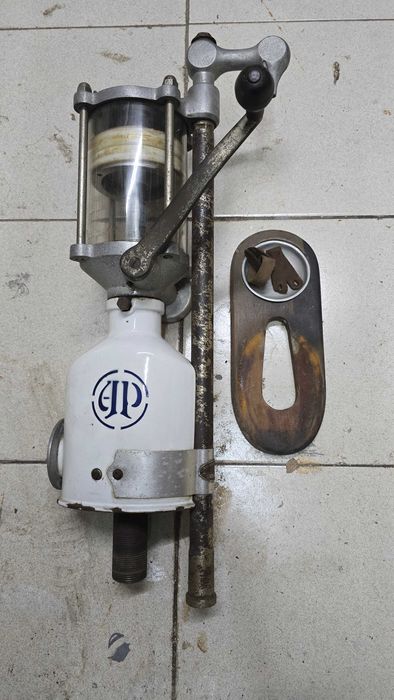 Bomba antiga medidora de Azeite