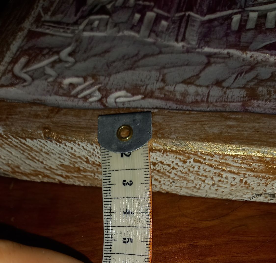 Quadro em relevo,assinado.
Madeira esculpida.
27 cm de largura,43 cm d