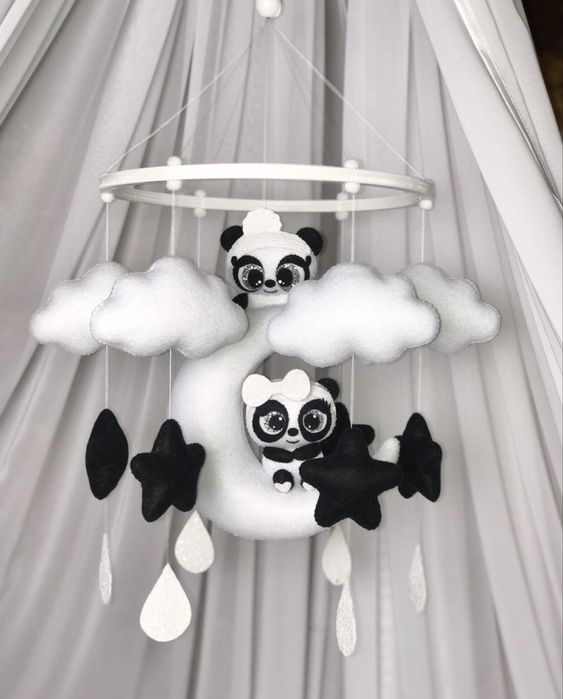 Дитячий мобіль в ліжечко ручної роботи з фетру для хлопчика «Пандочки»
