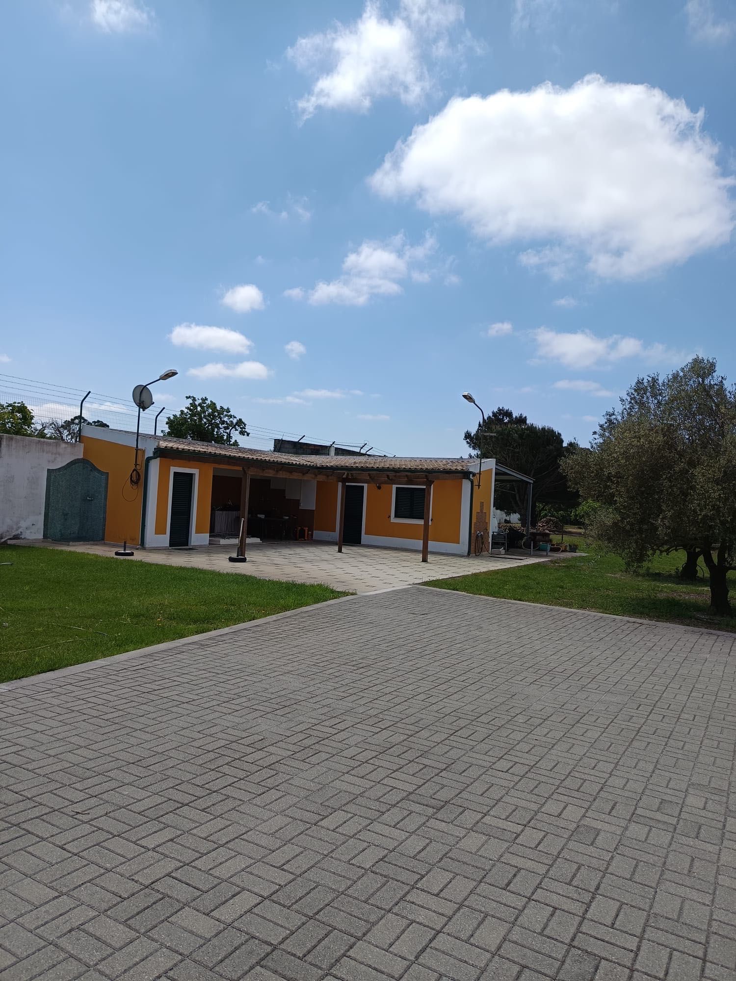 Moradia isolada térrea com terreno de 2125m2