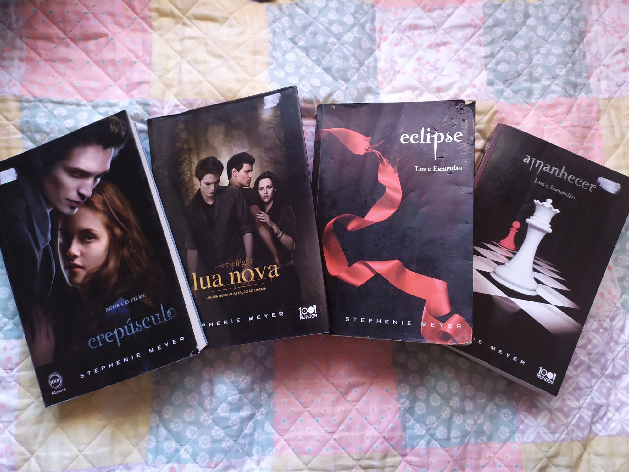 Livros da saga "Crepúsculo" de Stephenie Meyer