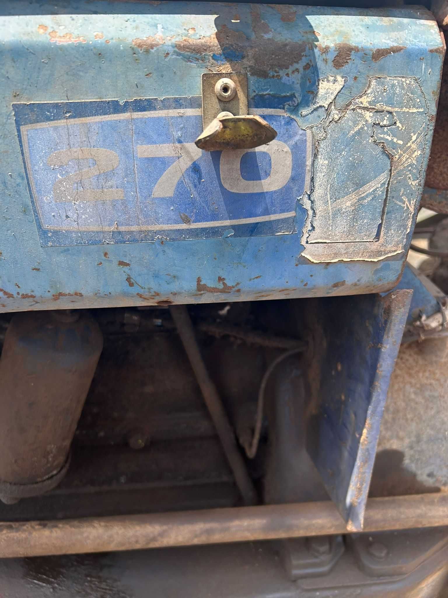 Tractor leyland 270 com plataforma traseira