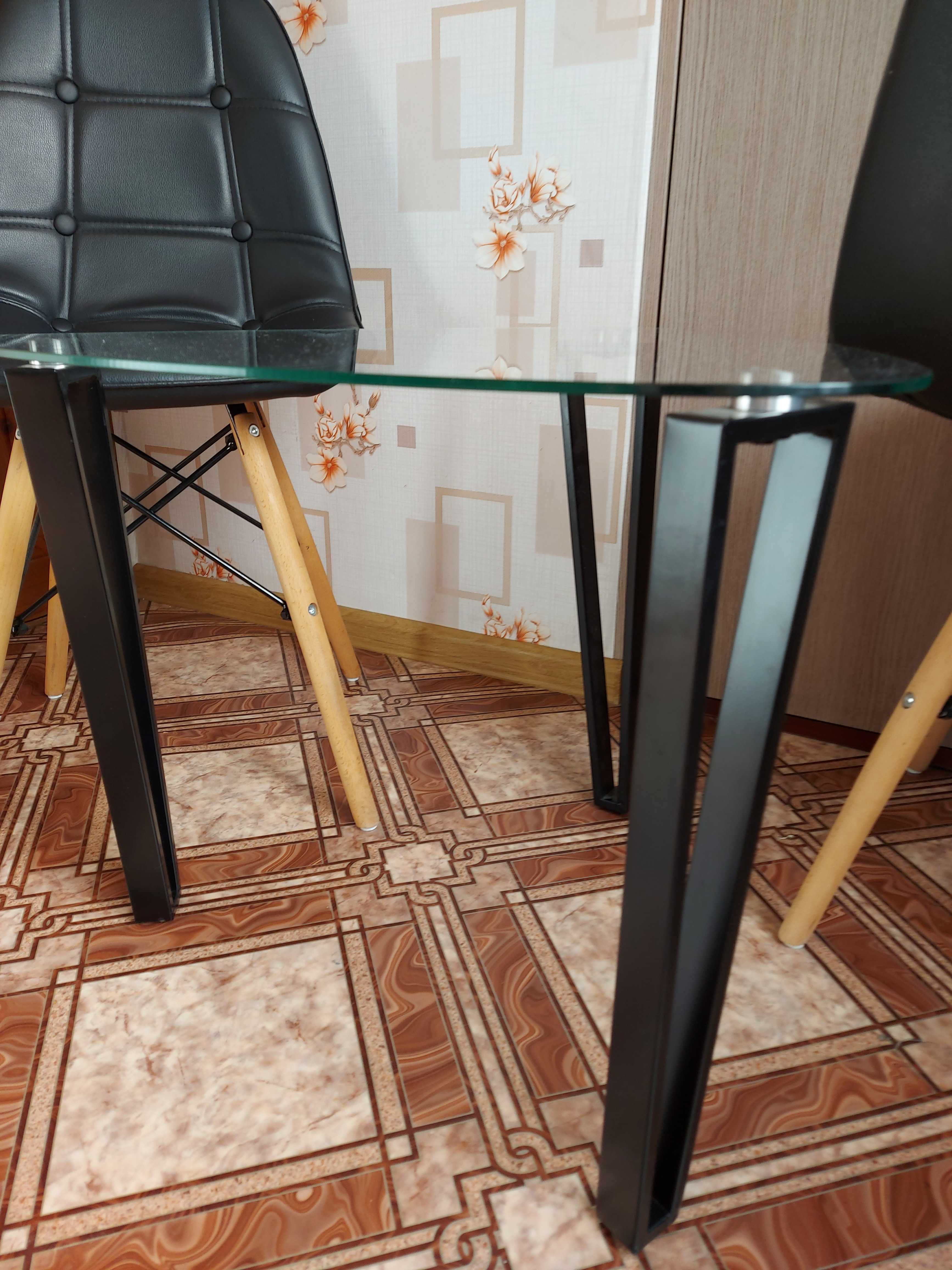 стеклянный стол и два кожаных стула
