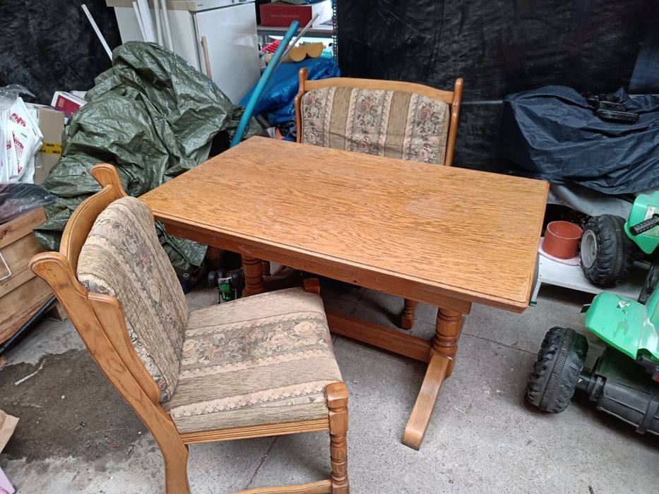 Stół kuchenny i krzesła drewniane