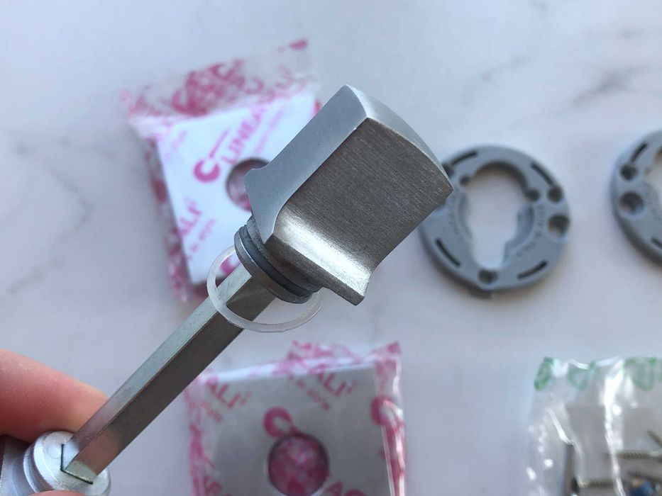 Дверні ручки Linea Cali Stream + замок (Італія)