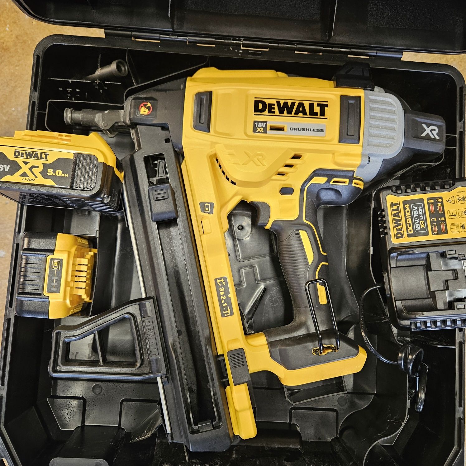 Gwoździarka Dewalt DCN 890 N
