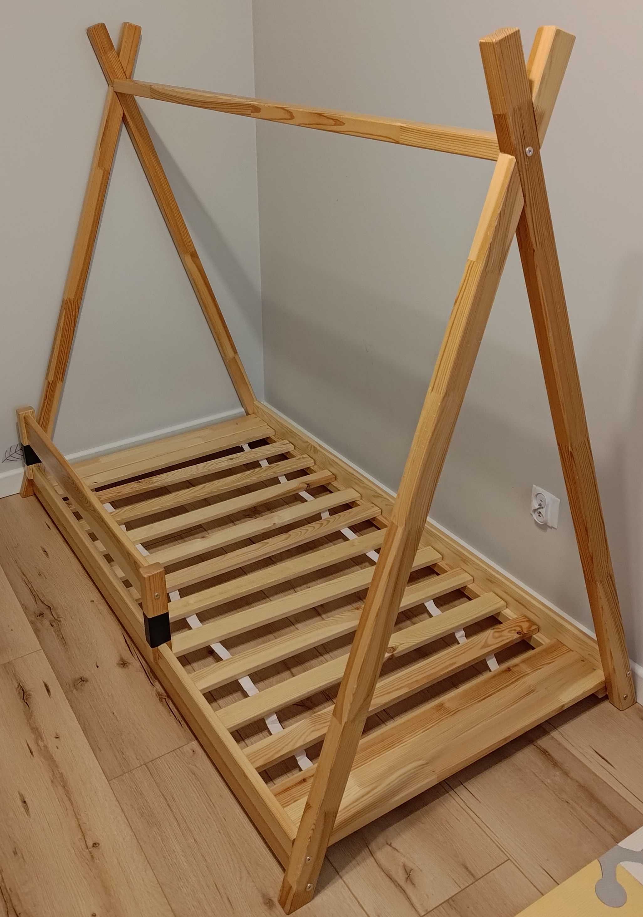 Drewniane łóżko TIPI dla dziecka firmy YOUKO