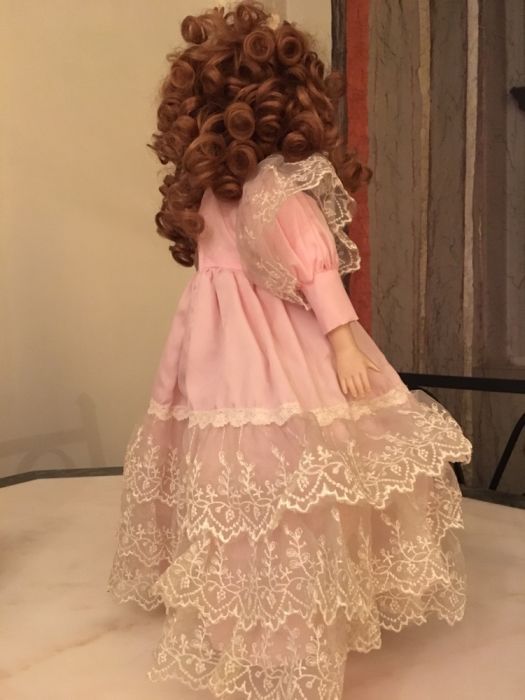 Boneca de porcelana nova